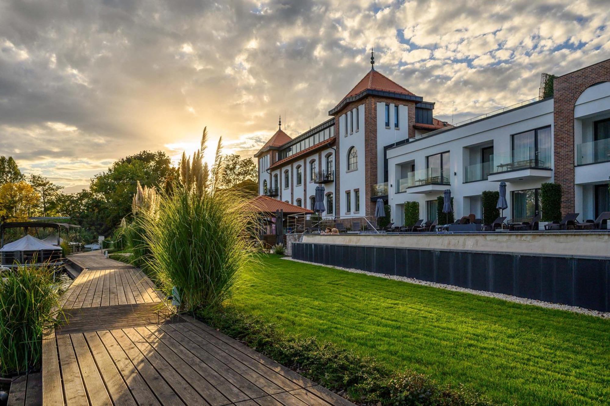 Bordur Wellness Hotel Superior Es Szonyegmuzeum Békésszentandrás Extérieur photo